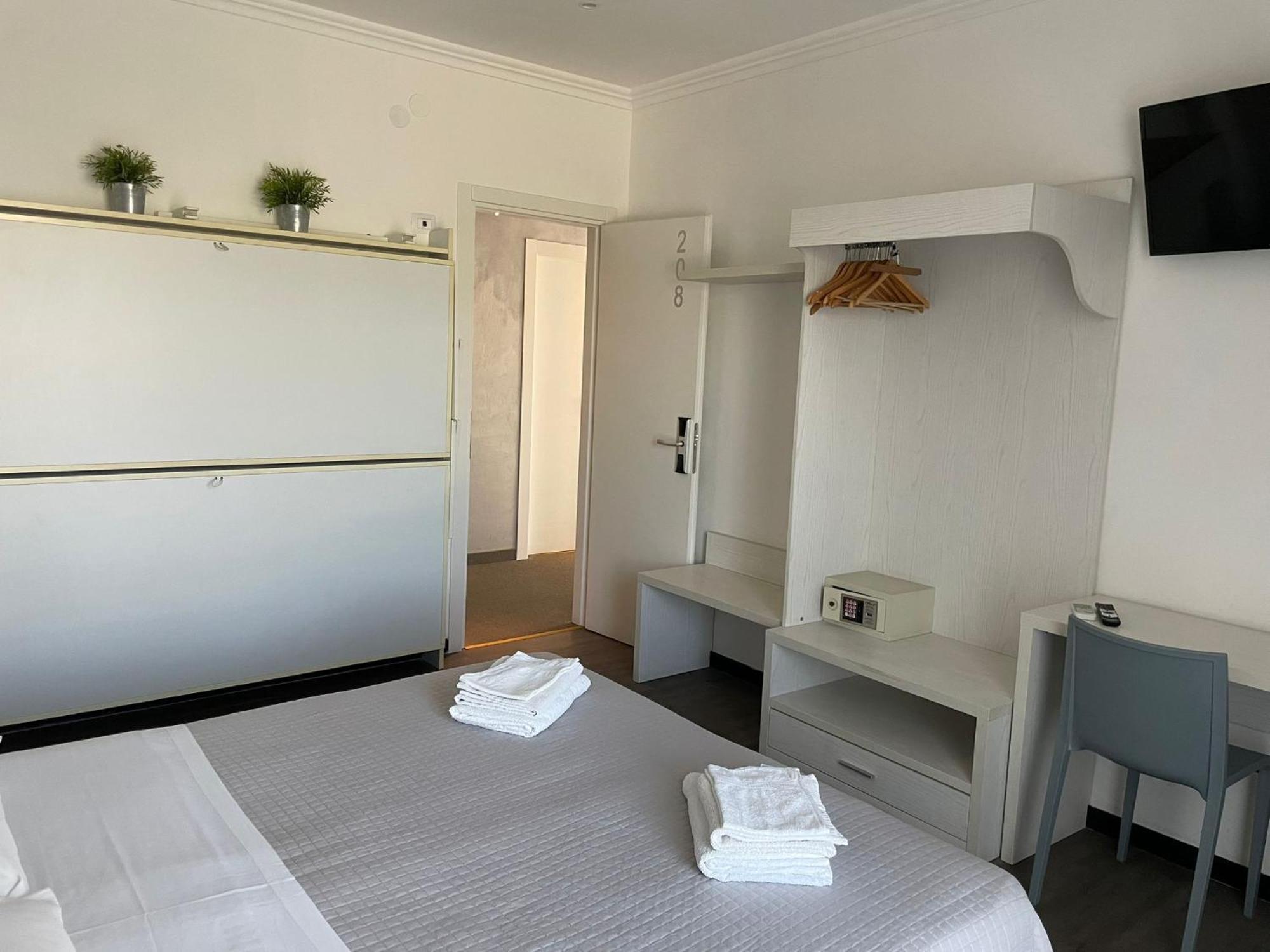 Hotel Hawaii Bed And Coffee Riccione Eksteriør billede