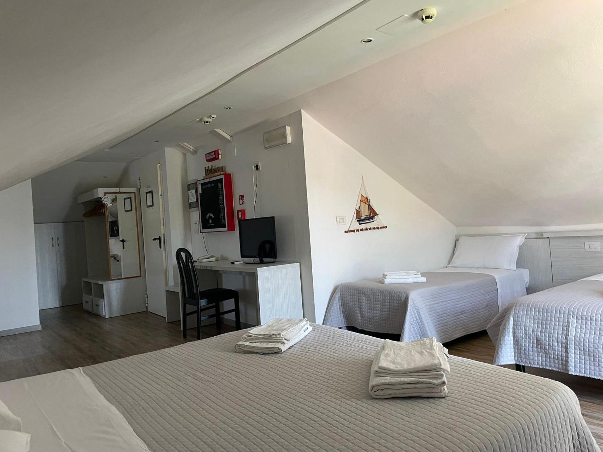 Hotel Hawaii Bed And Coffee Riccione Eksteriør billede