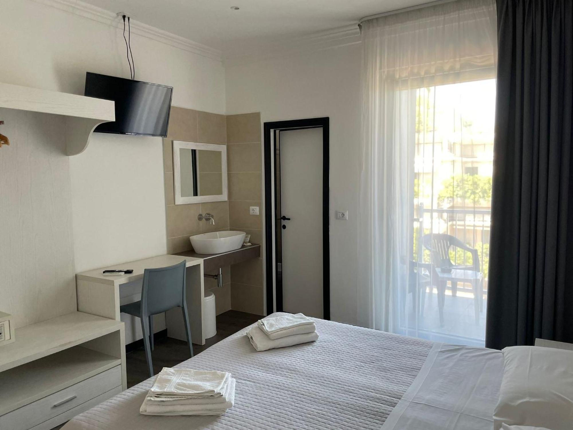 Hotel Hawaii Bed And Coffee Riccione Eksteriør billede