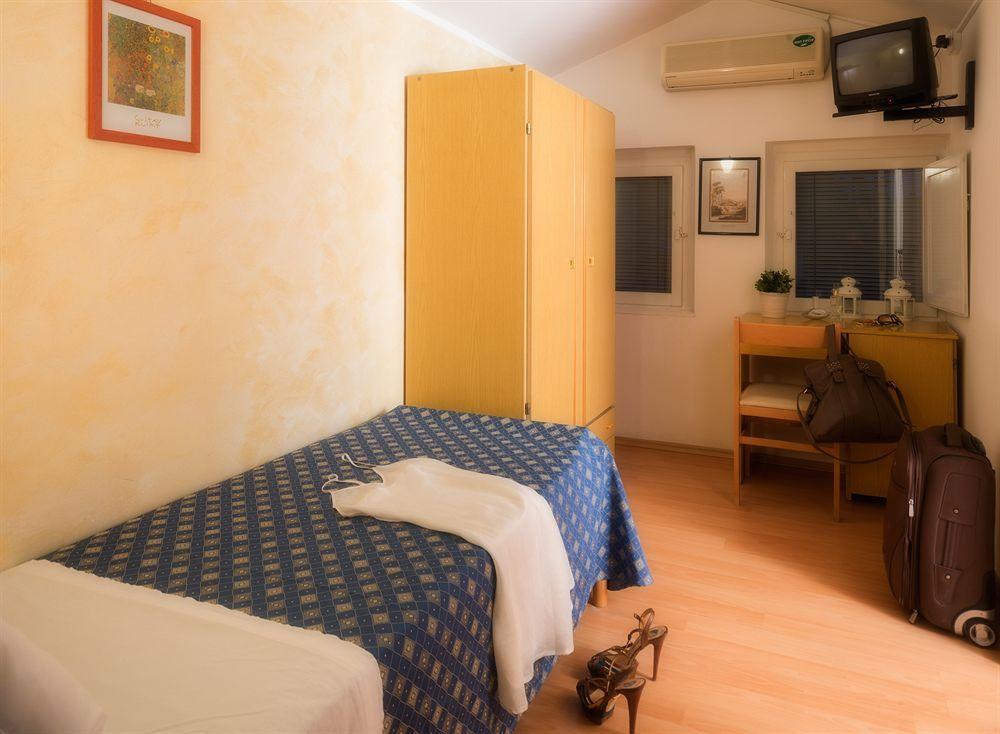 Hotel Hawaii Bed And Coffee Riccione Eksteriør billede